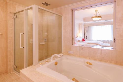 room detail thumbnail 2