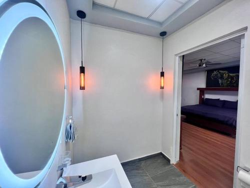 Apartment with King bed and 85 TV 5 min Bus Station, Ciudad Victoria (foto 6)