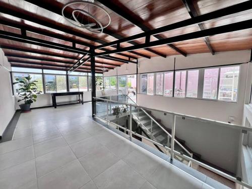 Apartment with King bed and 85 TV 5 min Bus Station, Ciudad Victoria (foto 10)