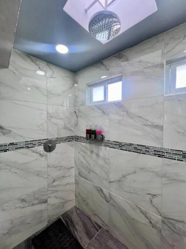 Apartment with King bed and 85 TV 5 min Bus Station, Ciudad Victoria (foto 7)