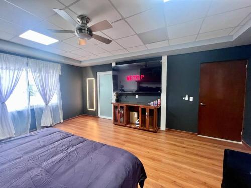 Apartment with King bed and 85 TV 5 min Bus Station, Ciudad Victoria (foto 3)