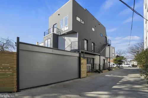 Modern, Gorgeous & Luxury Gem - 5 Stars Location in Washington, USA