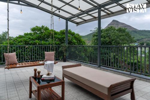 balkon/terras, 372m² 5 slaapkamer, 5 privé badkamer Villa in Matori (StayVista at Amber & Mist) in Matori