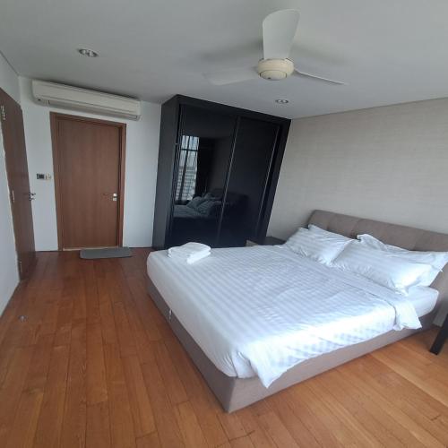 Sky suites klcc area - image 9