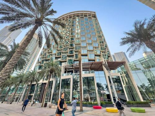 FIRST CLASS 1BR Iconic Cityscape Haven