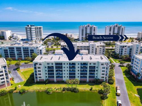 Beautiful Bohemian themed condo with 32 corner unit with pond views. OW15-307 in New Smyrna Beach, USA