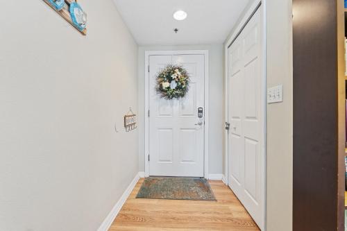 Beautiful Bohemian themed condo with 32 corner unit with pond views. OW15-307 in New Smyrna Beach, USA