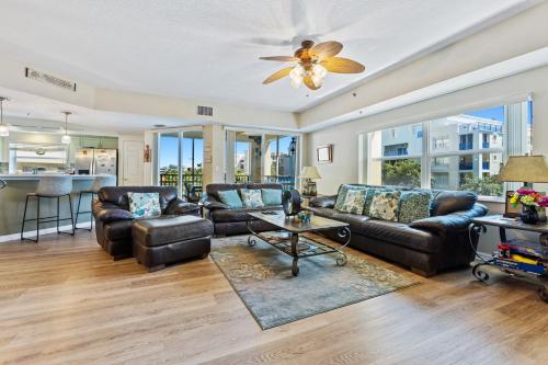 Beautiful Bohemian themed condo with 32 corner unit with pond views. OW15-307 in New Smyrna Beach, USA