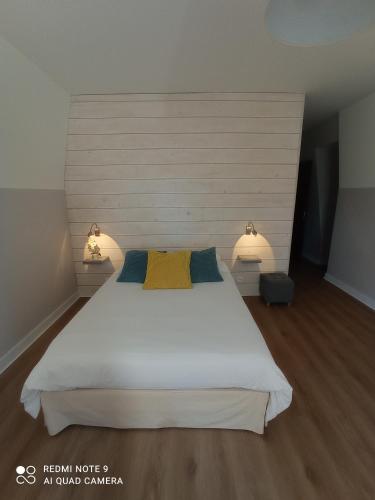 1 double bed, 1 twin bed