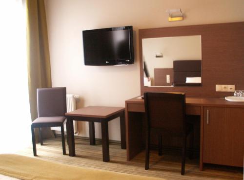 Hotel Pod Dębem - image 9