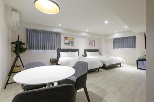 room detail thumbnail 1