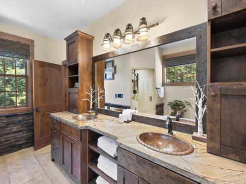 Snowed Inn - Meredith Lodging