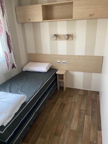 Mobil Home dans le camping 4 etoiles le Montourey near Les Coloniaux