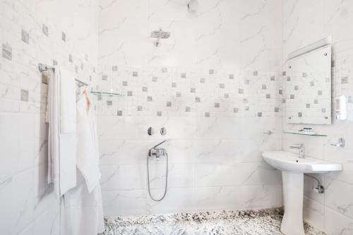 Moghal Mahal Resort Rajbagh Srinagar Moghal Mahal Resort Rajbagh Srinagar