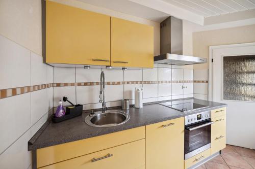 Kitchen, MONTEUR - Unterkunft fur bis zu 6 Personen in 63452 Hanau - HU08a in Hanau am Main