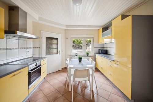 Kitchen, MONTEUR - Unterkunft fur bis zu 6 Personen in 63452 Hanau - HU08a in Hanau am Main