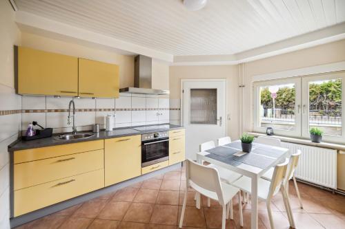 Kitchen, MONTEUR - Unterkunft fur bis zu 6 Personen in 63452 Hanau - HU08a in Hanau am Main