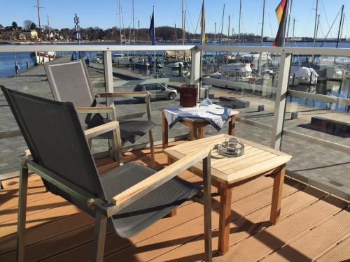 Apartment 2 - "Am Leuchtfeuer 2" - Blickrichtung Yacht-, Binnenhafen und offene See in Eckernforde