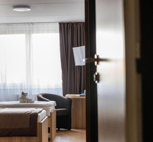 Standard Single Room image 10