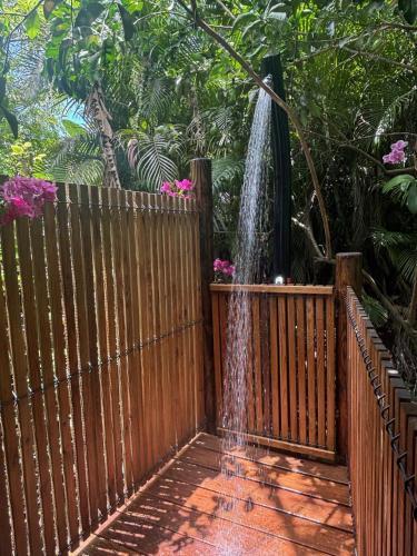 Shower, Kaz ananas, spa privatif ,plage du Helleux in Berard