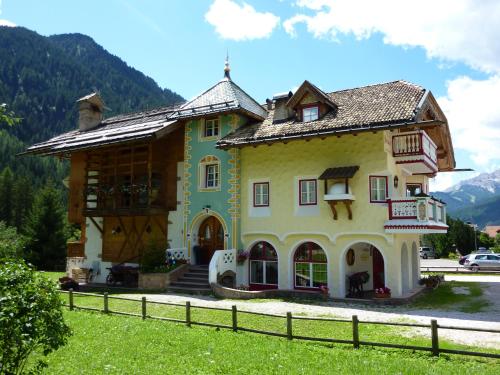 Appartamenti Majon Sotroi - Apartment - Campitello di Fassa