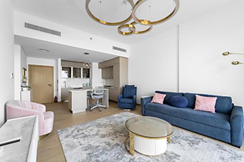 VayK - Modern & Brand New 1 BD With Beach Access in La Mer - image 2