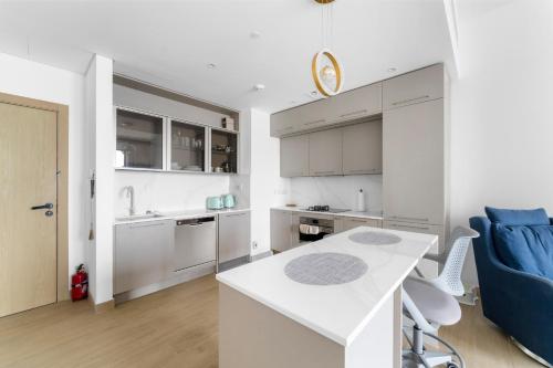 VayK - Modern & Brand New 1 BD With Beach Access in La Mer - image 4