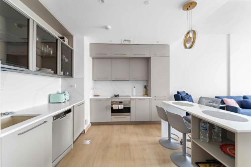 VayK - Modern & Brand New 1 BD With Beach Access in La Mer - image 5