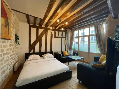 Amélie - Authentic 2BR Saint-André des Arts Historic Courtyard, Paris