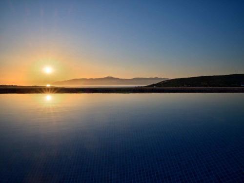 สระว่ายน้ำ, Luxurious Villa Pactia amazing pool in อากีออส อันเดรียส