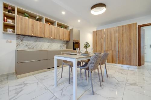 Stylish 2BR Getaway Steps from the Promenade 4