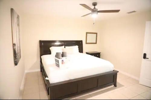 Gorgeous King Master room with private lavatory in Lakeland, USA