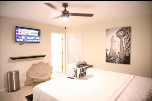 Gorgeous King Master room with private lavatory in Lakeland, USA
