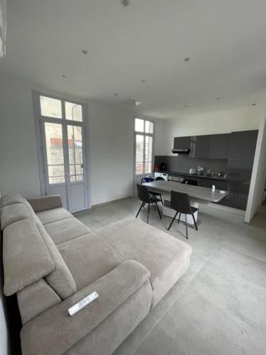 Cosy flat 250m from beach, Nice