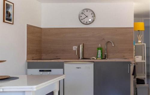 Konyha, 1 Bedroom Nice Home In Marignane in Marignane