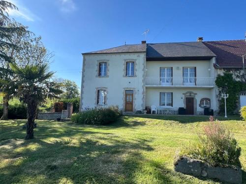 Belle Maison avec vue magnifique , séjour pleine nature gd jardin gîte à louer Laboureix