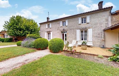 3 Bedroom Cozy Home In Ligné gîte à louer Luxé