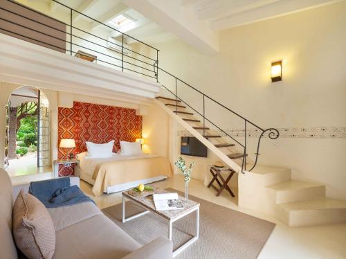 1 queen bed, 2 sofa beds