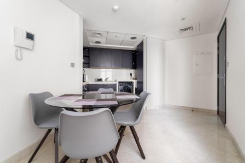 Studio Converted to 1BDR In Heart of Downtown-17 - image 4