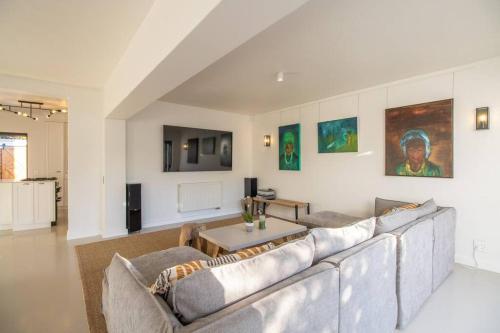 Sea, Mountains and Sunsets - Camps Bay Beach Villa, Kapstadt (Foto 5)