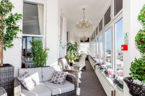 Bar/lounge, East Beach Hotel in Eastbourne