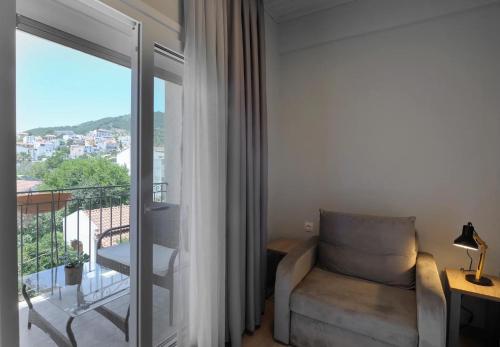 Deluxe Double Room with Balcony image 2