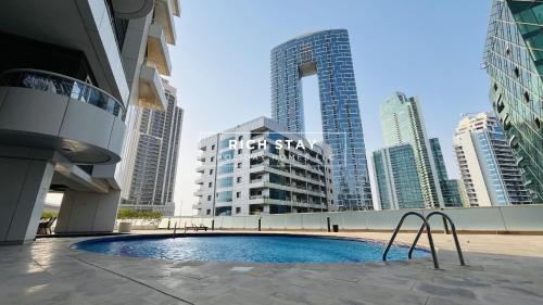 Canal View 2BR & Maid Room in KG Tower, Dubai Marina, Dubaj (fotografie 2)