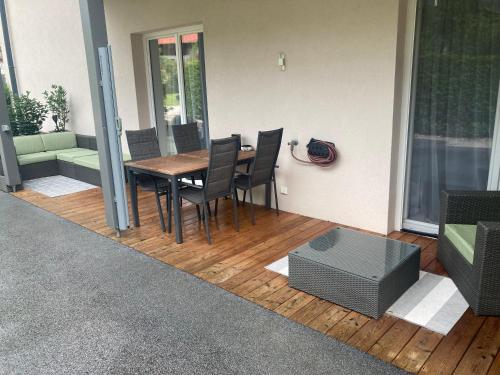 陽台/露台, DESIGN LODGE - Apartment with Terrace in Tyrol, presendet by AlpenLuxus in 克拉姆薩赫