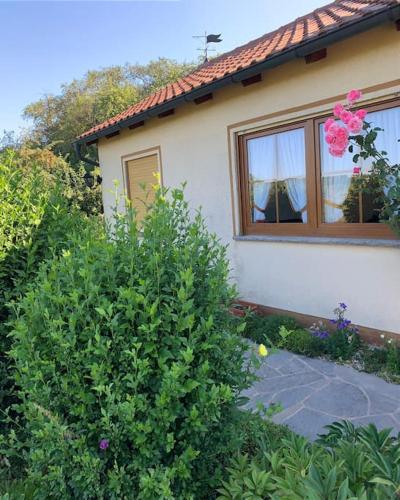 Freistehender Bungalow in Marktbreit in Traumlage mit großem Garten Freistehender Bungalow in Marktbreit in Traumlage mit großem Garten