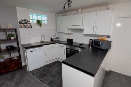 Lighthouse View - Amazing sea and beach view - Free Sky TV including Sports and Movies - Fast WIFI - Free Private Parking, Scarborough (Foto 4)