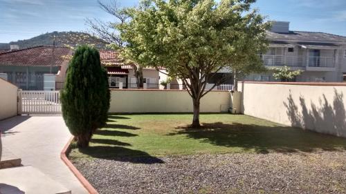 Garden, Casa em Bombinhas zimbros in Sertaozinho
