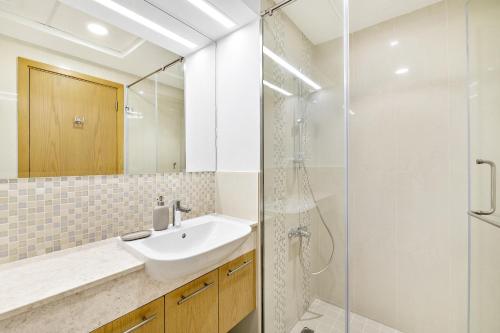 VayK - Classy 2 Bedrooms Apartment with Burj Khalifa View - image 8