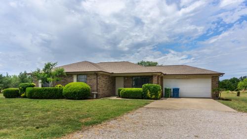 Cozy 3BR Home with Spacious Yard in Oak Point in Oak Point, USA