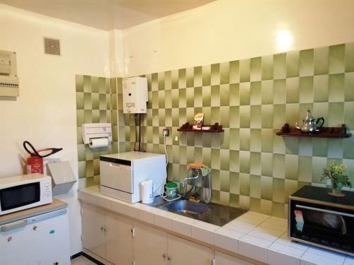 Helle Ferienwohnung mit Tiefgarage in Najah